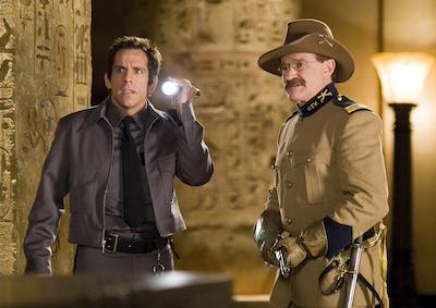 Ben Stiller and Robin Williams next to ancient Egyptian artifacts.